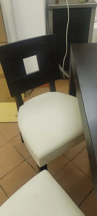 Mesa y sillas macizas wengue 90-130