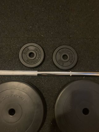Barra larga y discos de pesas