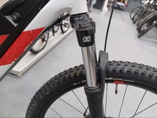 Bicicleta eléctrica MTB Rockrider E-ST 100 Blanco Rojo