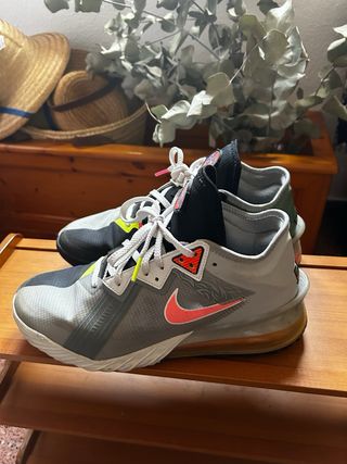 NIKE Lebron 18 Space Jam Bugs Vs Marvin