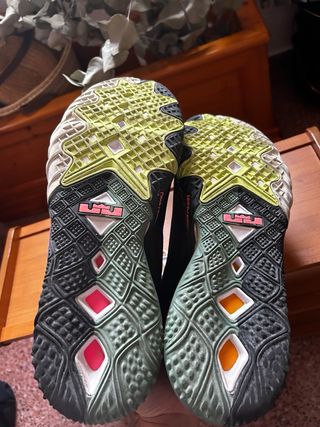 NIKE Lebron 18 Space Jam Bugs Vs Marvin