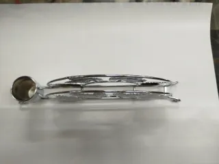 Servilletero de metal plateado con hojas