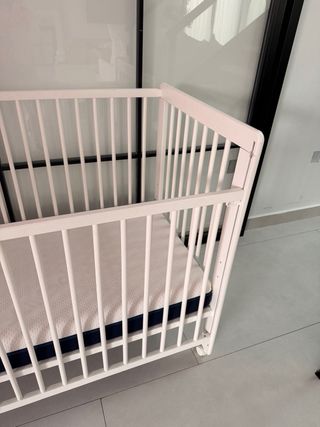 Cuna de bebé blanca con ruedas