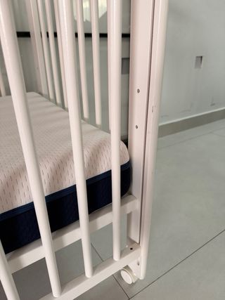 Cuna de bebé blanca con ruedas