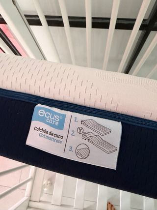 Cuna de bebé blanca con ruedas