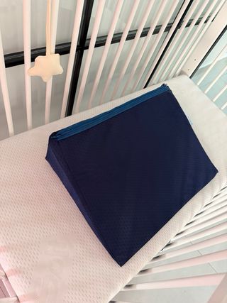 Cuna de bebé blanca con ruedas