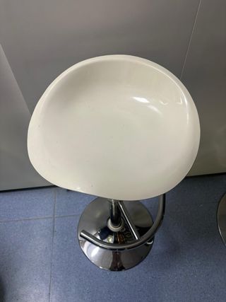 Mesa alta redonda de cristal y 2 taburetes