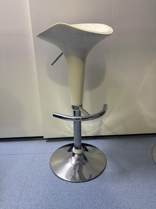 Mesa alta redonda de cristal y 2 taburetes