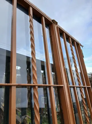 Puerta doble metálica con cristales