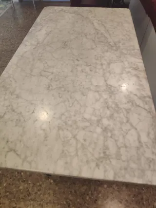 Mesa de mármol con base de hierro forjado