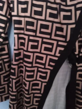 Vestido estampado con apertura