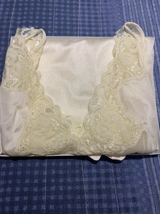 Lencería de mujer blanca con encaje