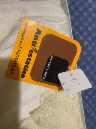 Lencería de mujer blanca con encaje