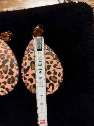 Orecchini animalier rosa con cuori e strass