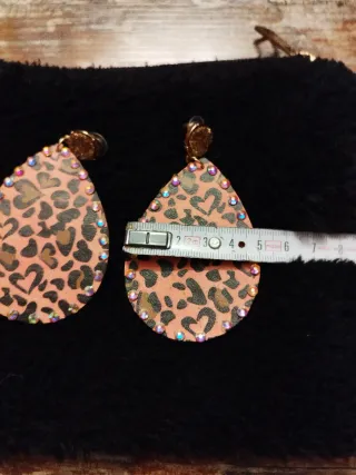 Orecchini animalier rosa con cuori e strass