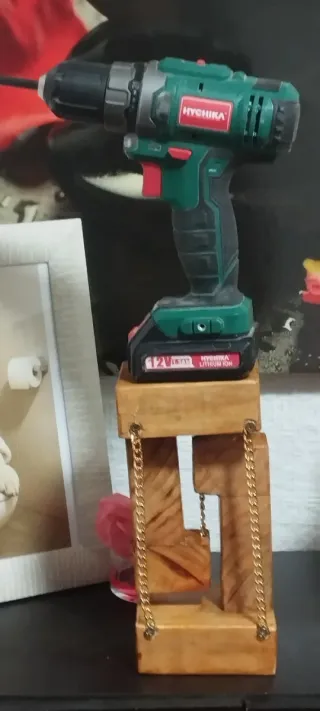 Estantería antigravedad artesanal