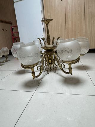 Lámparas antiguas de metal y cristal