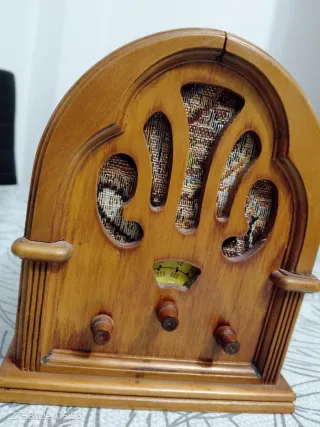 Radio de madera estilo antiguo