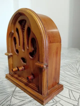 Radio de madera estilo antiguo