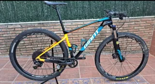 Bicicleta de montaña Giant de carbono