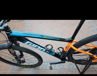 Bicicleta de montaña Giant de carbono