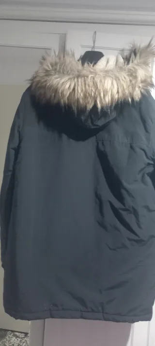 Abrigo negro con capucha y pelo