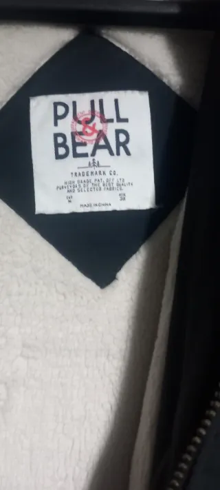 Abrigo negro con capucha y pelo