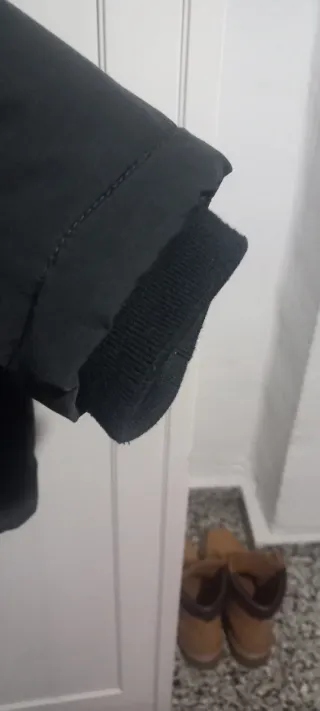 Abrigo negro con capucha y pelo