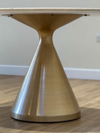 Mesa Redonda West Elm Mármol y Metal Dorado