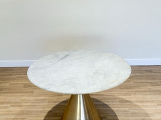 Mesa Redonda West Elm Mármol y Metal Dorado
