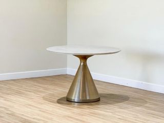 Mesa Redonda West Elm Mármol y Metal Dorado