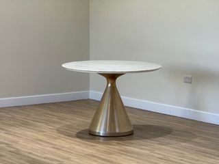 Mesa Redonda West Elm Mármol y Metal Dorado