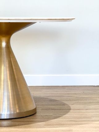 Mesa Redonda West Elm Mármol y Metal Dorado