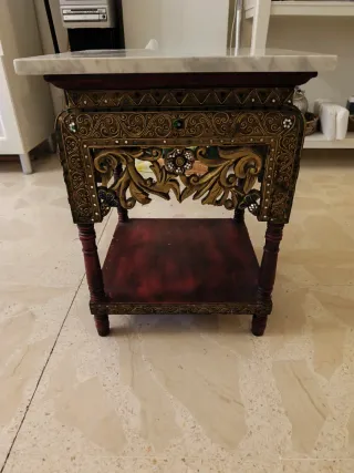 Mesita de salón con detalles dorados