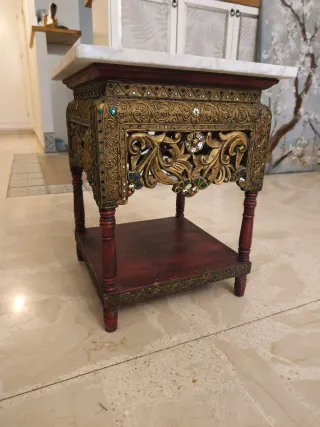 Mesita de salón con detalles dorados