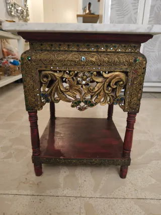 Mesita de salón con detalles dorados