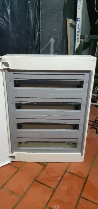 Cuadro eléctrico  schneider  nunca usado  4 filas