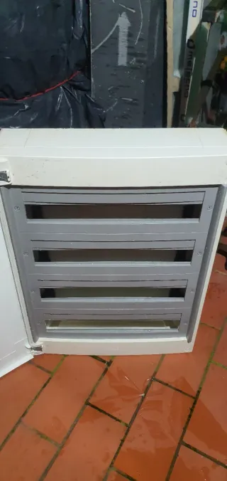 Cuadro eléctrico  schneider  nunca usado  4 filas