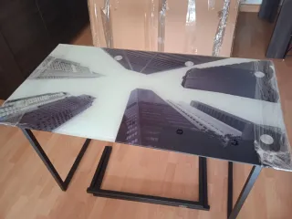 Mesa de cristal moderna con diseño de edificios