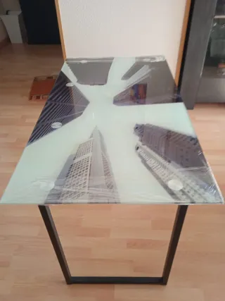 Mesa de cristal moderna con diseño de edificios