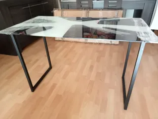 Mesa de cristal moderna con diseño de edificios