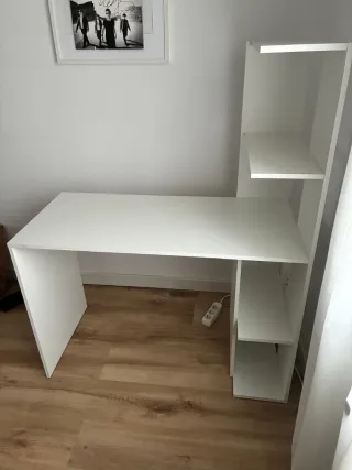 Escritorio blanco con estantería