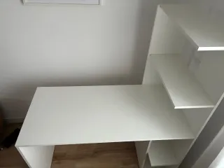 Escritorio blanco con estantería