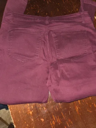 Jeans viola strappati