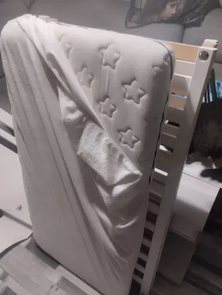 Cuna de madera con osito