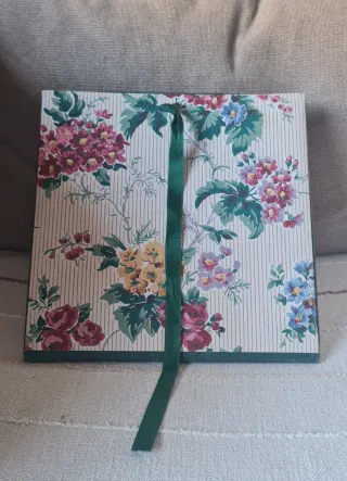 Joyero floral con lazo verde