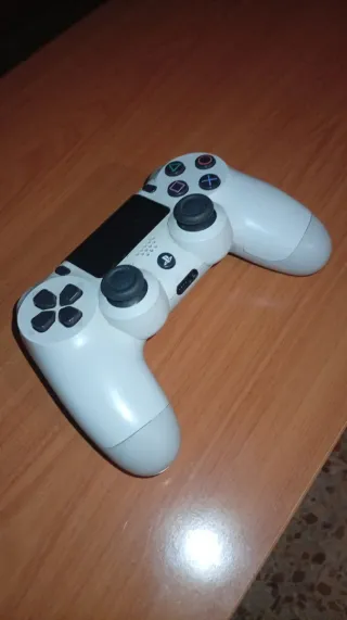 Controller PS4 Bianco + info privato