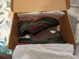 Zapatillas de montaña Ipso grises y rojas