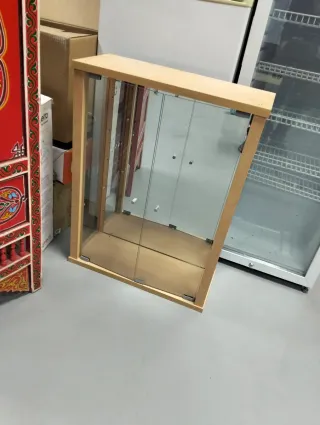 Vitrina expositora de madera y cristal