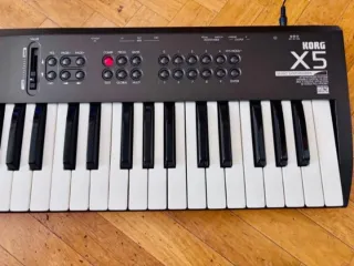 Sintetizador Korg X5